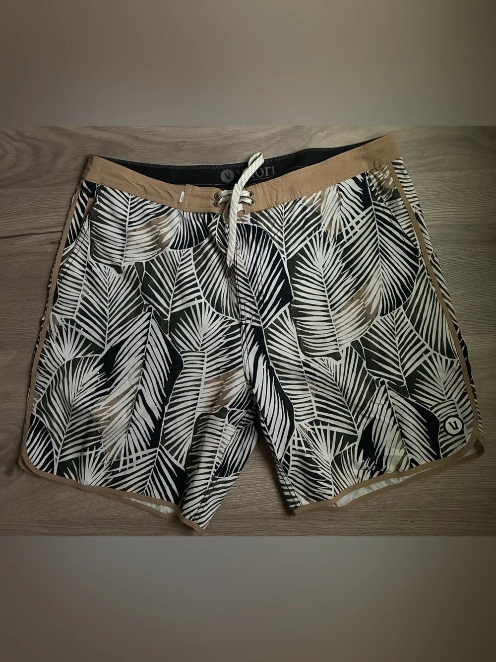 Vuori Men's Cruise Board Shorts Wheat Fronds Palm Print Tan White Size 36